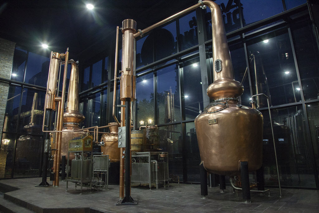 Dueling Barrels Brewery & Distillery - Vendome Copper & Brass Works Copper Pot Still 3