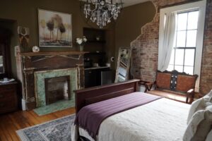 Log Still Distillery - The Mansion 1st Floor Bedroom at Dant Crossing